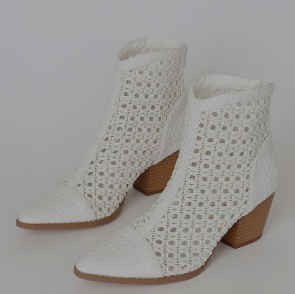 Coconuts by Matisse White Woven Boots NIB size 10
